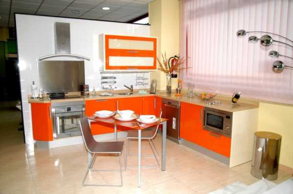 Фартук из оранжевой плитки на кухне