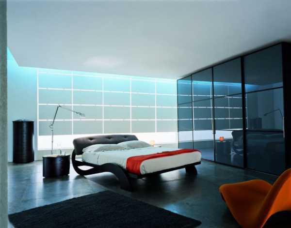 Спальня со встроенной кроватью и шкафами вдоль стены